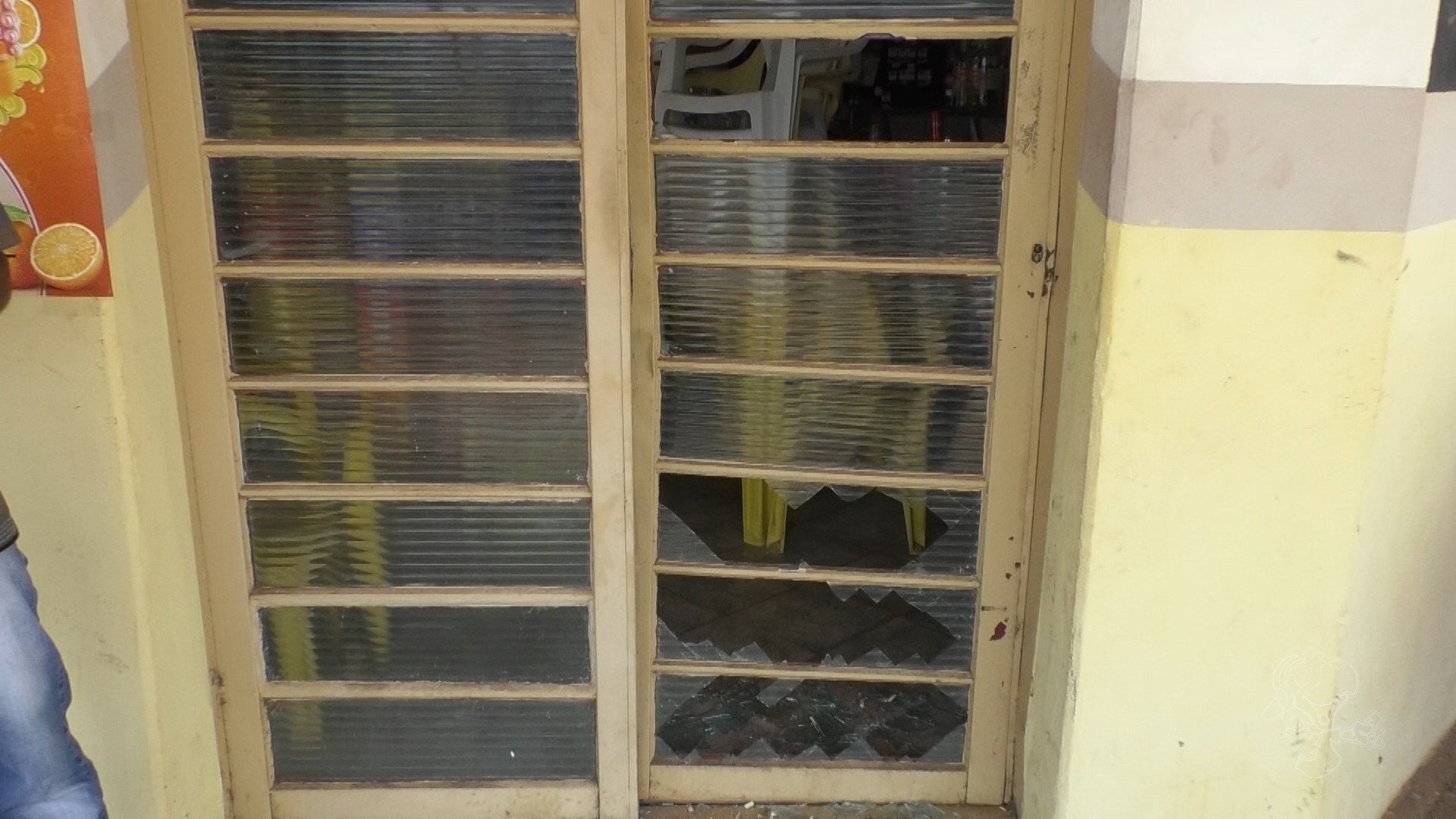 Conveniência é arrombada e autor leva bebidas, cigarro e dinheiro