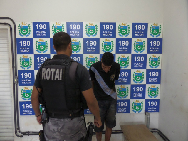 Jovem é flagrado pela ROTAI vendendo drogas e tenta fugir
