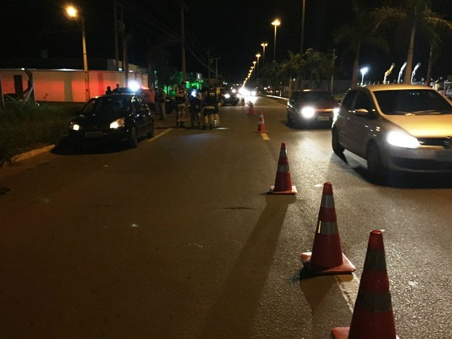 PRF monta barreira na Ranulpho Marques Leal e flagra motoristas bêbados 