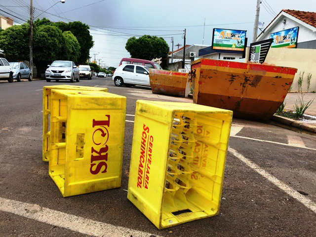 Comerciantes continuam com a prática em “segurar” vagas para veículos