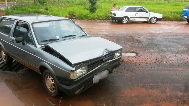 Carros colidem em cruzamento no Jardim Alvorada Carros colidem em cruzamento no Jardim Alvorada