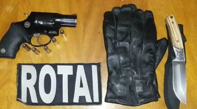 Polícia apreende arma de fogo, munições e luva em estabelecimento comercial Polícia apreende arma de fogo, munições e luva em estabelecimento comercial