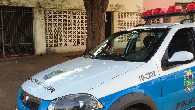 Em briga de marido e mulher, homem leva facada e depois vai dormir Em briga de marido e mulher, homem leva facada e depois vai dormir
