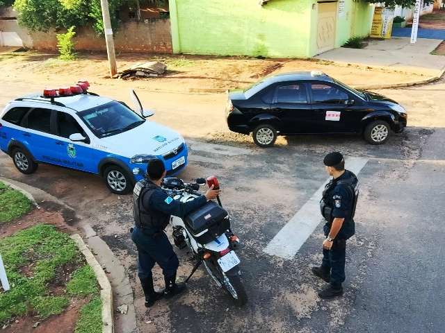 Taxista abandona carro no meio no meio da Rua no Nossa Senhora Aparecida Taxista abandona carro no meio no meio da Rua no Nossa Senhora Aparecida