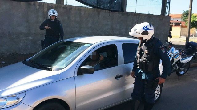 Polícia acorda motorista “bêbado” que dormia sossegado em seu carro Polícia acorda motorista “bêbado” que dormia sossegado em seu carro