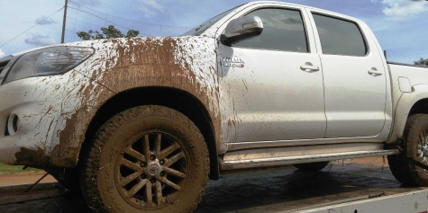 Toyota Hilux tomada em assalto é abandonada próximo ao Paraguai 