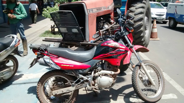 Trator desgovernado atropela motos estacionadas no centro de Três Lagoas Trator desgovernado atropela motos estacionadas no centro de Três Lagoas