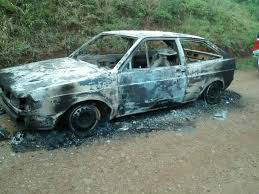 Bandidos sequestram idoso e queimam carro ao saber que vítima era pai de policial