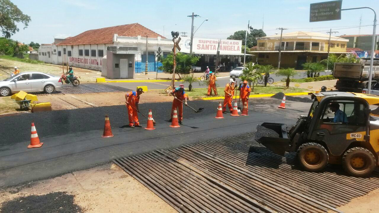 Obras em passagem de nível deixa o trânsito lento na área central de Três Lagoas 