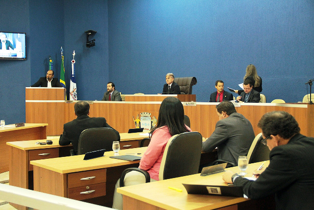 Projetos obrigam hospitais a informar sobre uso de bebidas e entorpecentes e garantir acompanhante no parto  