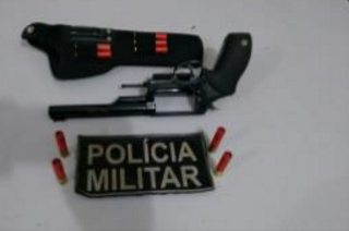Rádio Patrulha da PM prende motorista de Toyota Hilux com revolver Rádio Patrulha da PM prende motorista de Toyota Hilux com revolver