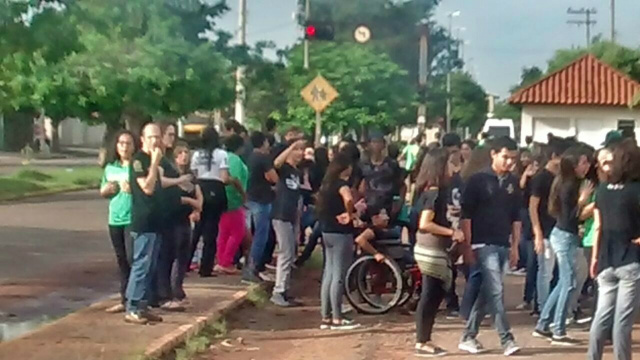 Alunos da Fernando Corrêa fazem abraço à escola, em protesto a PEC