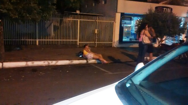 Não percebendo que seria estacionado, motociclista colide em carro e fica ferida