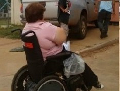 Aluna cadeirante não consegue acesso por conta de estacionamento irregular na UFMS Aluna cadeirante não consegue acesso por conta de estacionamento irregular na UFMS