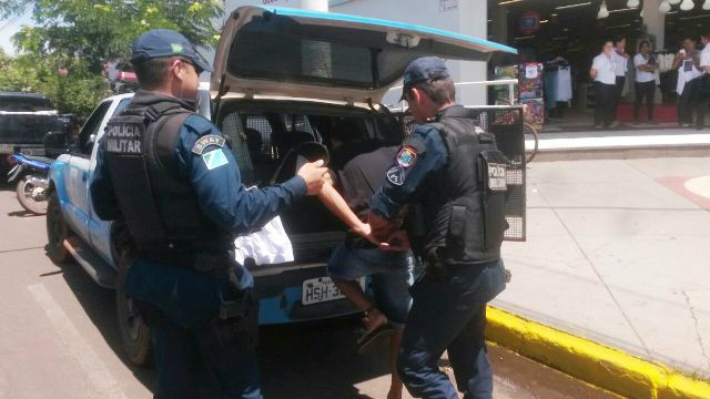 Ao sair de loja com sacola de produtos furtados, homem é preso pela PM Ao sair de loja com sacola de produtos furtados, homem é preso pela PM