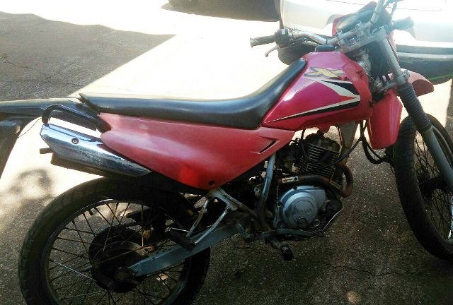 XTZ furtada é encontrada em terreno baldio no Santa Terezinha 