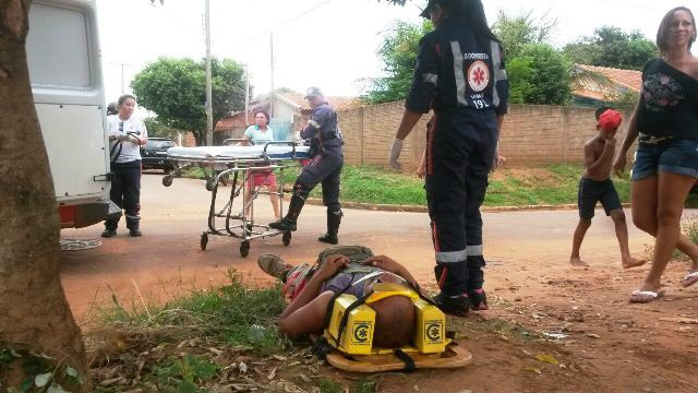 Ciclista é arremessado para o alto em acidente e fica ferido