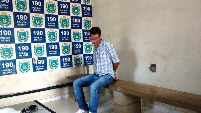 Homem agride dono de bar com cadeirada e provoca quebra quebra