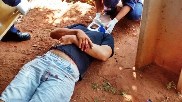 Por pouco motociclista não tem corpo arremessado contra poste em acidente