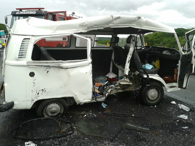 Criança arremessada em acidente é jogada embaixo de Kombi após impacto 