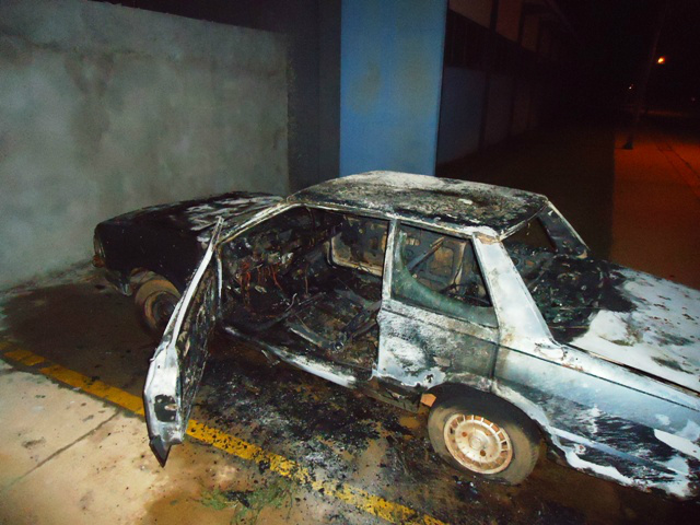 Incêndio em veículo é contido pelo Corpo de Bombeiro durante a madrugada
