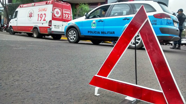 Idosa fica ferida em acidente entre dois carros Idosa fica ferida em acidente entre dois carros