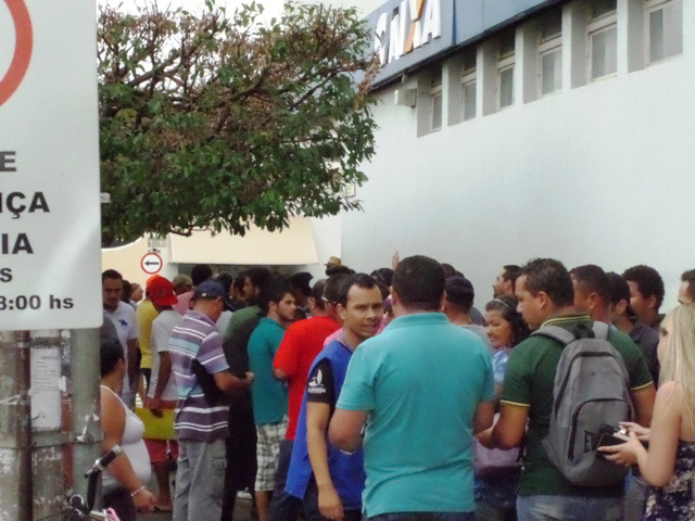 Trabalhadores demitidos do Consórcio UFN3 madrugam na fila em frente da agência da Caixa Econômica Federal