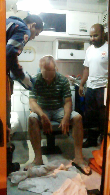 Homem de 58 anos é encontrado caído e ferido em calçada