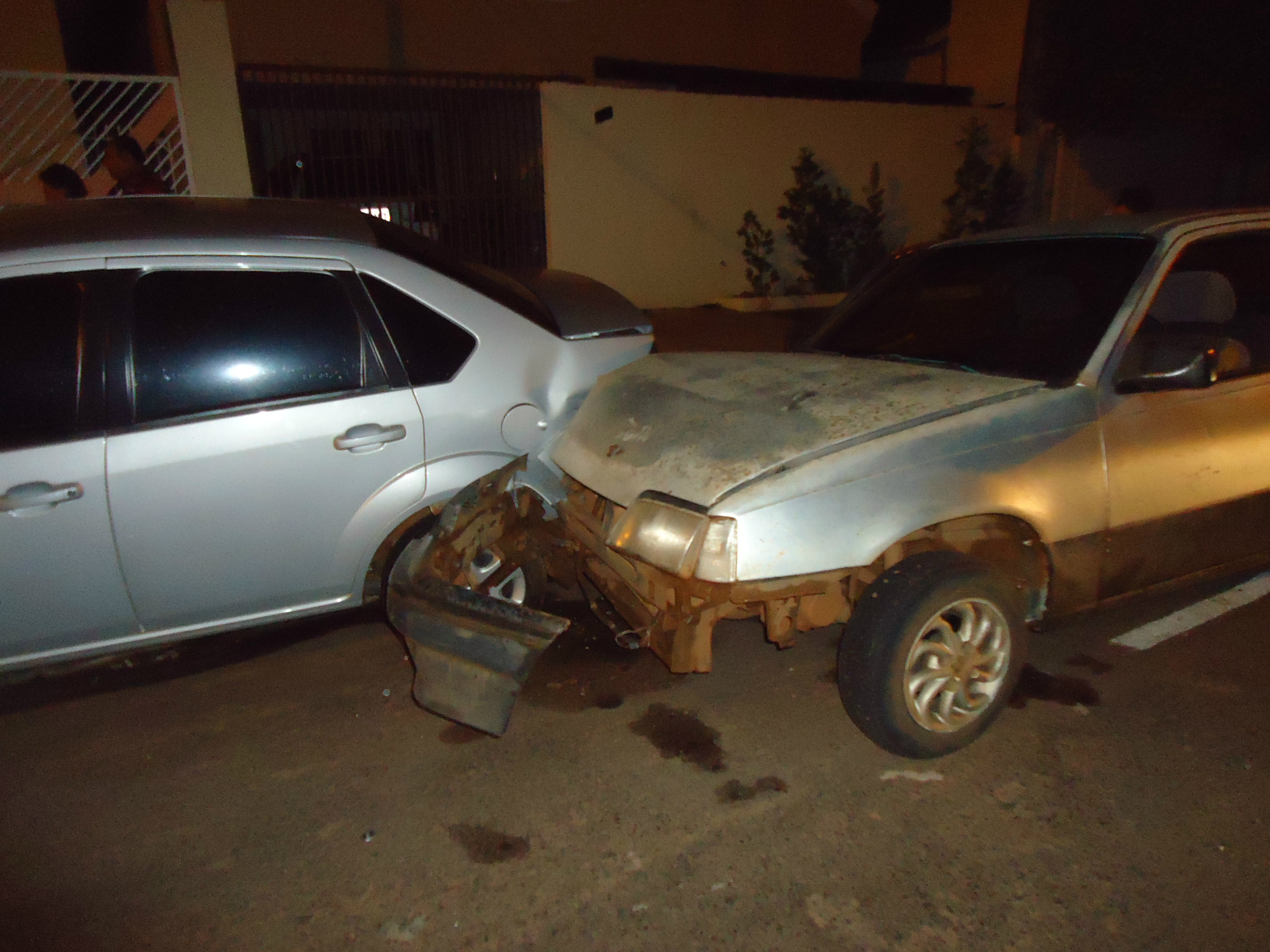 Condutor de Kadett abandona veículo após batê-lo em Ford Fiesta Condutor de Kadett abandona veículo após batê-lo em Ford Fiesta