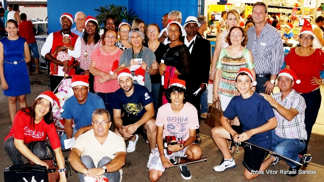 Três-lagoenses e Haitianos se apresentam em supermercados nas vésperas de Natal Três-lagoenses e Haitianos se apresentam em supermercados nas vésperas de Natal