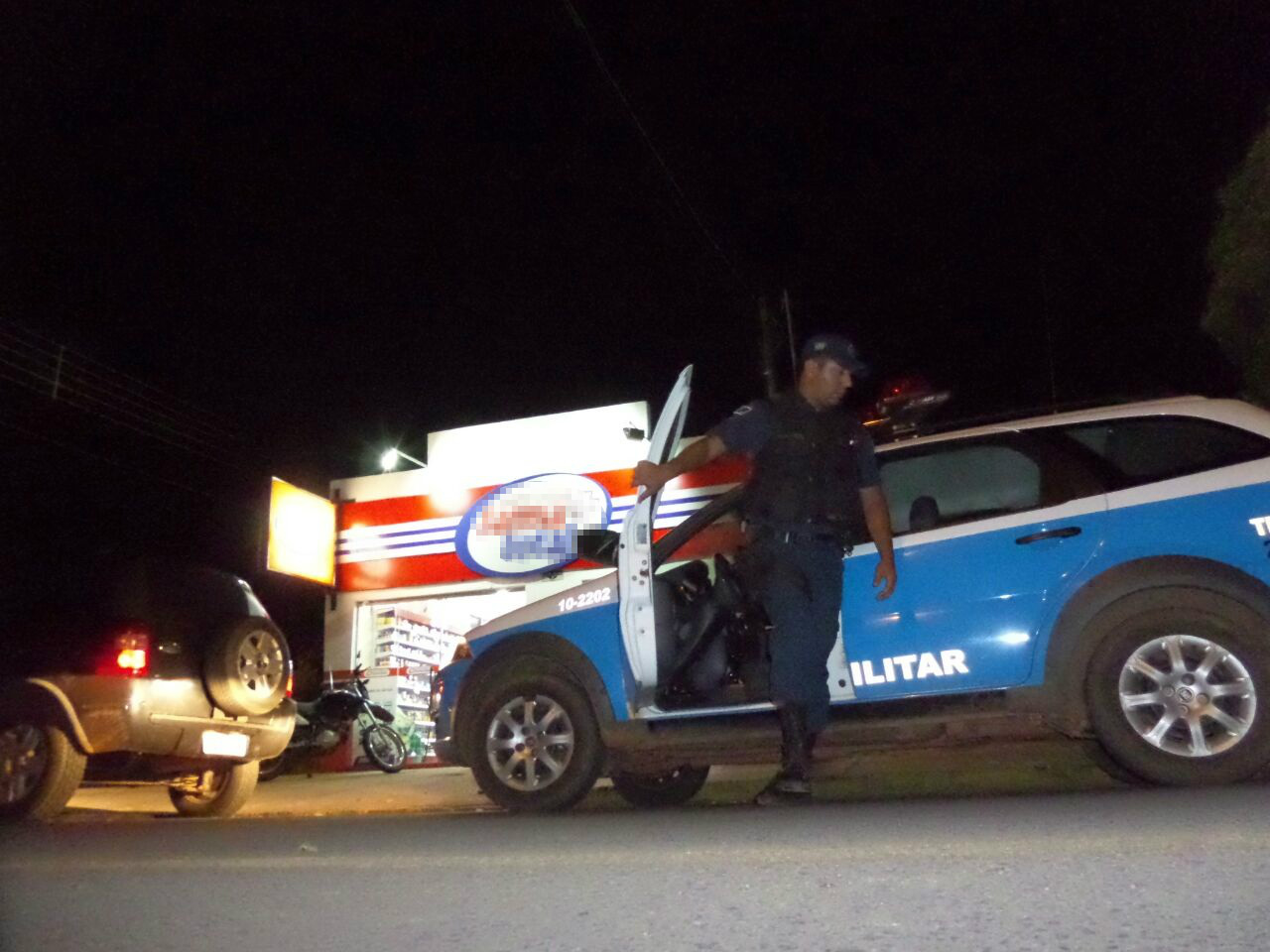 Ladrões tentam arrombar porta de farmácia e fogem após disparo de alarme Ladrões tentam arrombar porta de farmácia e fogem após disparo de alarme