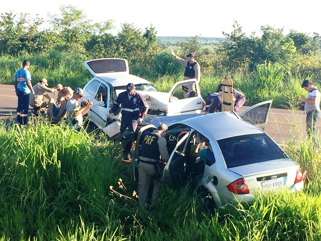   Colisão frontal entre dois carros deixa quatro feridos na BR-262