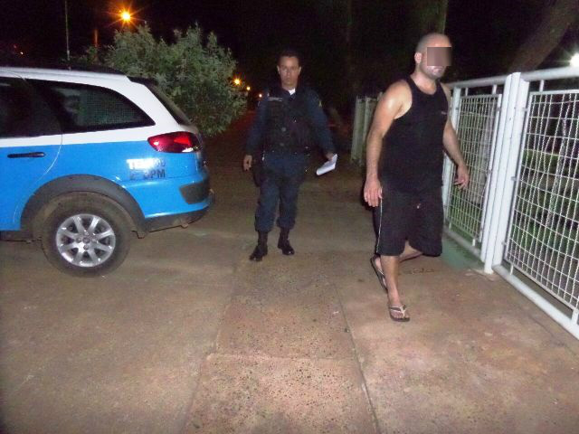 Usuário de drogas quebra veículo, agride e ameaça a própria família