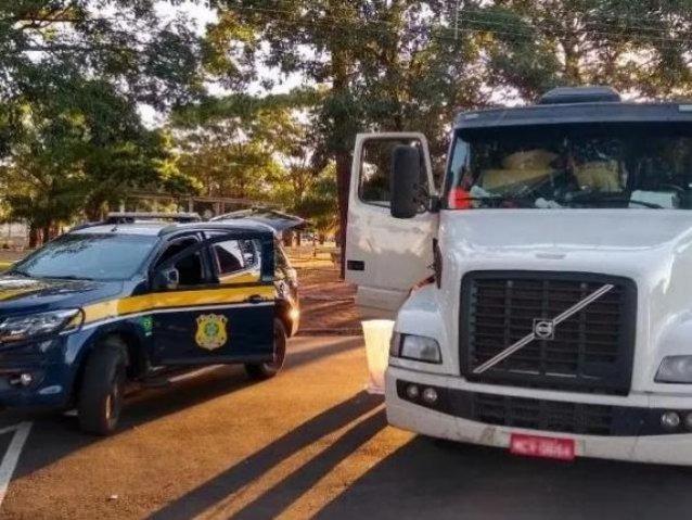 Pai e filho são presos com 83 kg de cocaína, armas e munições
