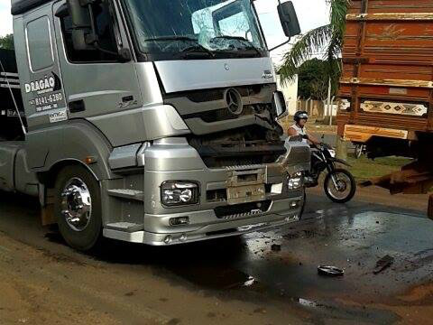 Internauta registra acidente entre caminhões na BR-262