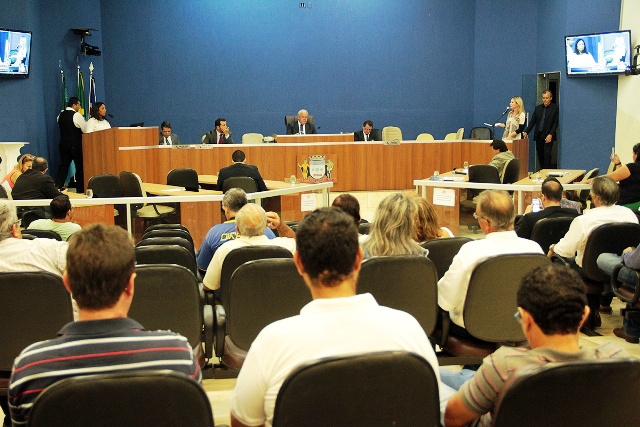 Em duas sessões, vereadores votam projetos e relatório da comissão processante