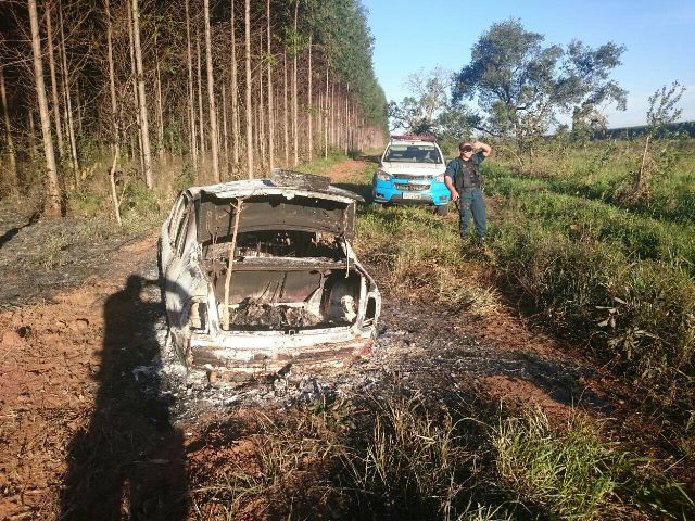 Corpos encontrados carbonizados em carro ainda não foram identificados Corpos encontrados carbonizados em carro ainda não foram identificados