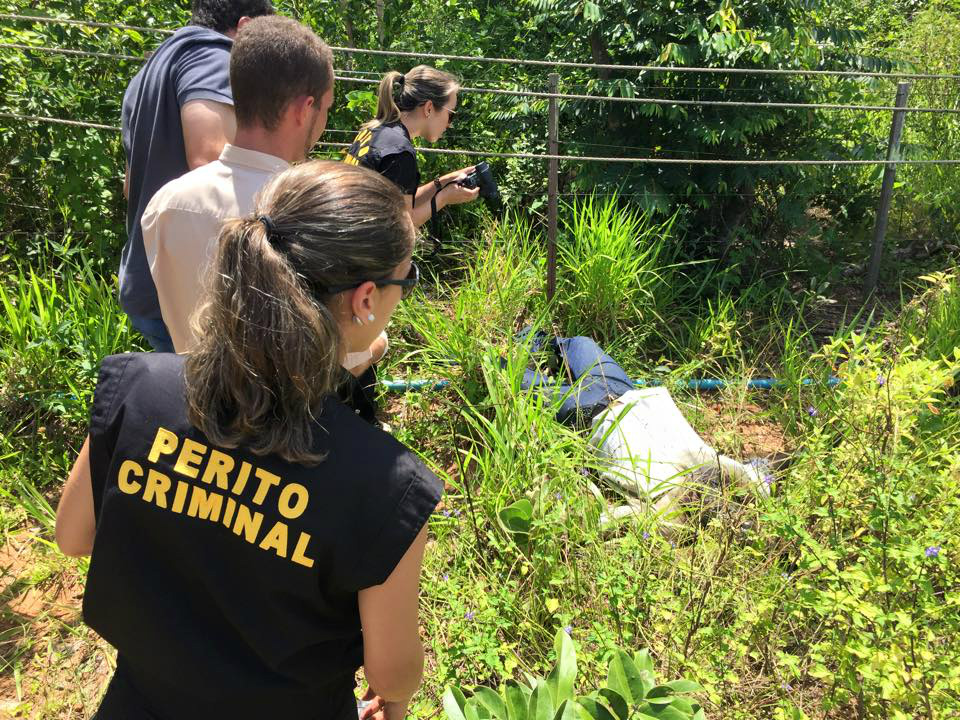 Fotos do local onde homem foi encontrado morto na região de Arapuá