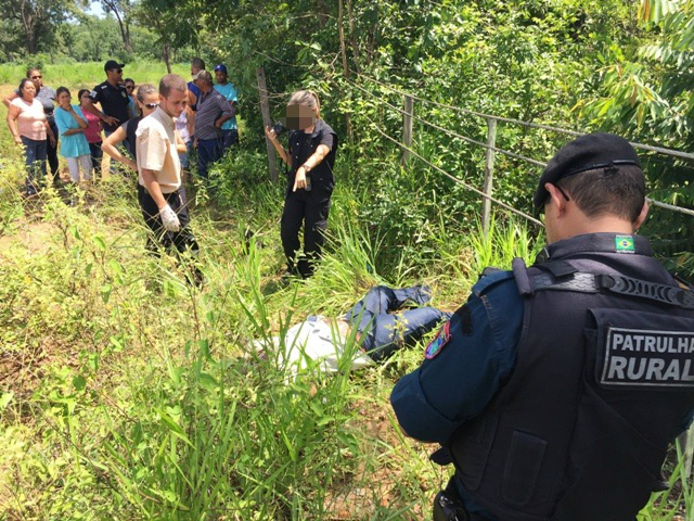 Campeiro armado com espingarda morre eletrocutado em fazenda na região do Arapuá Campeiro armado com espingarda morre eletrocutado em fazenda na região do Arapuá