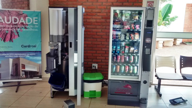 Em tentativa de furto, velório é invadido e máquina de café é danificada Em tentativa de furto, velório é invadido e máquina de café é danificada