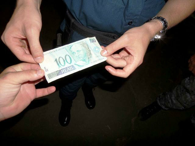 Menores praticam roubo e levam R$100,00 de vítima