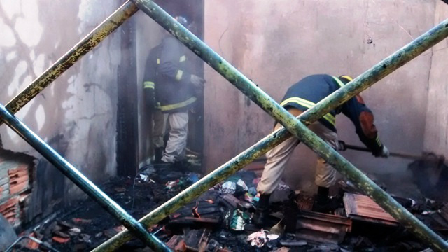 Casa pega fogo no Jardim Carioca e Bombeiros mobilizam viaturas Casa pega fogo no Jardim Carioca e Bombeiros mobilizam viaturas