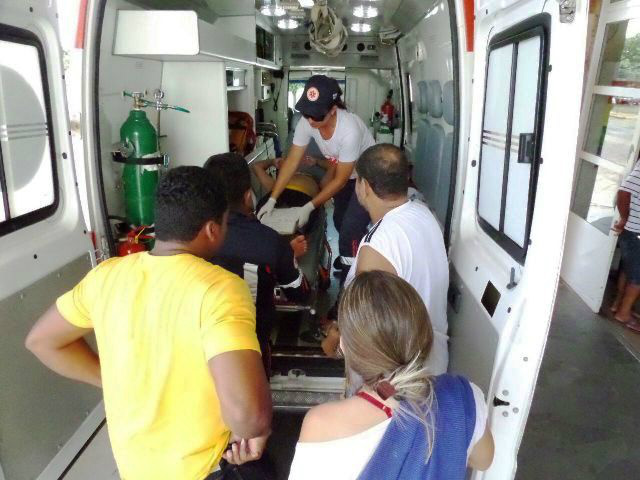 Homem pula em piscina em parte rasa e sofre lesão na região do pescoço