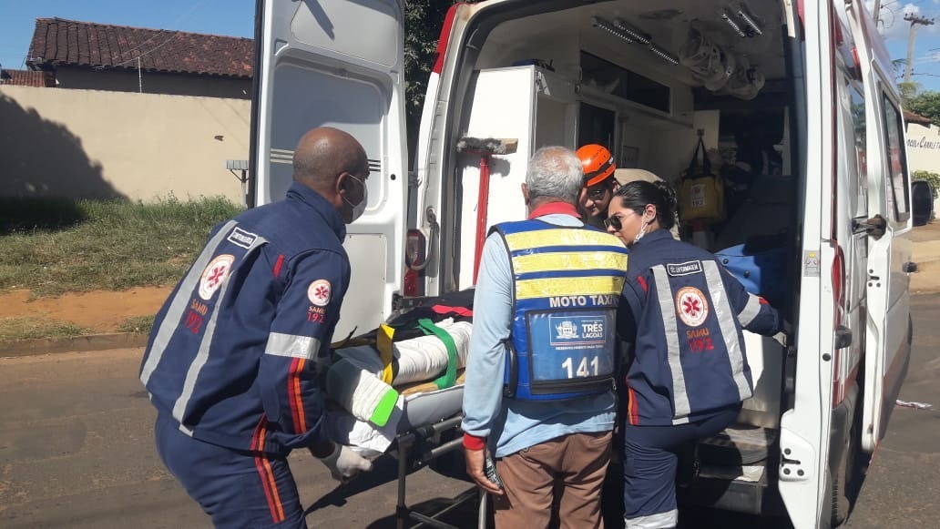 Homem sofre fratura no pé em acidente envolvendo duas motos
