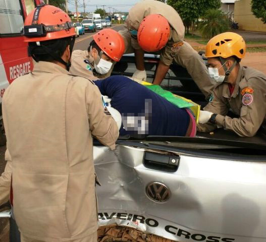 Motociclista bate violentamente em veículo na BR-262 Motociclista bate violentamente em veículo na BR-262