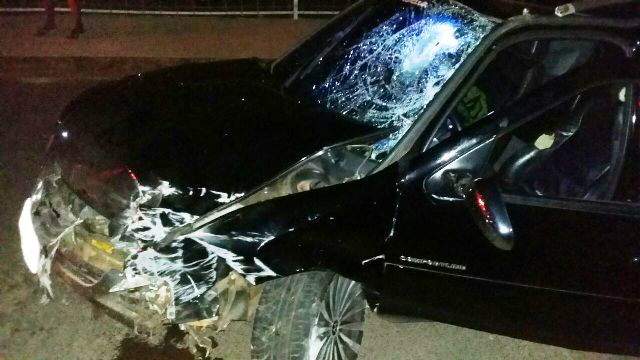 Suposto racha entre Jetta e Parati termina com acidente e uma pessoa gravemente ferida 