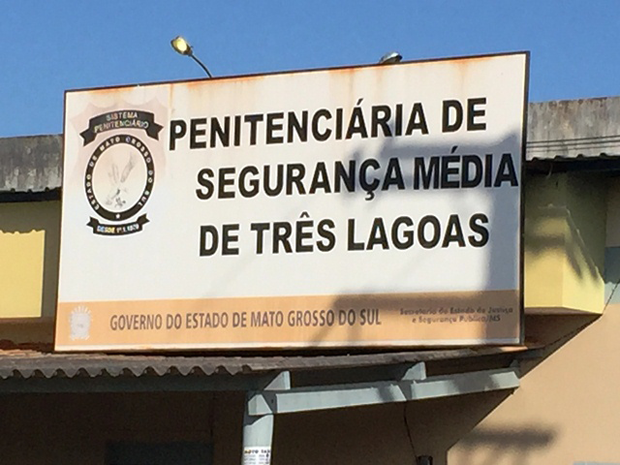 Detento ameaça agentes e tenta fugir durante transferência de presídio