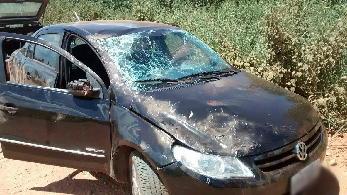 Em capotamento, casal fica ferido ao retornar para fazenda