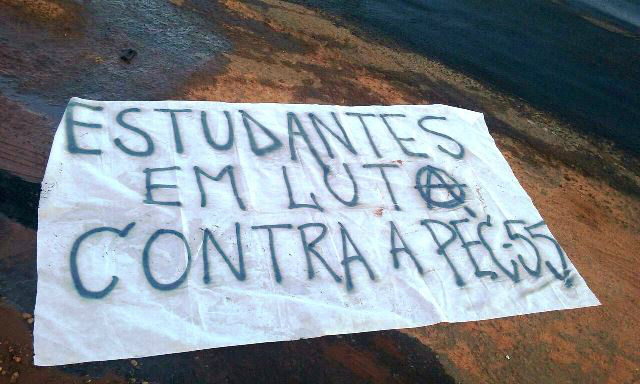 Manifestantes encapuzados ateiam fogo em pneus e interditam a BR-262 