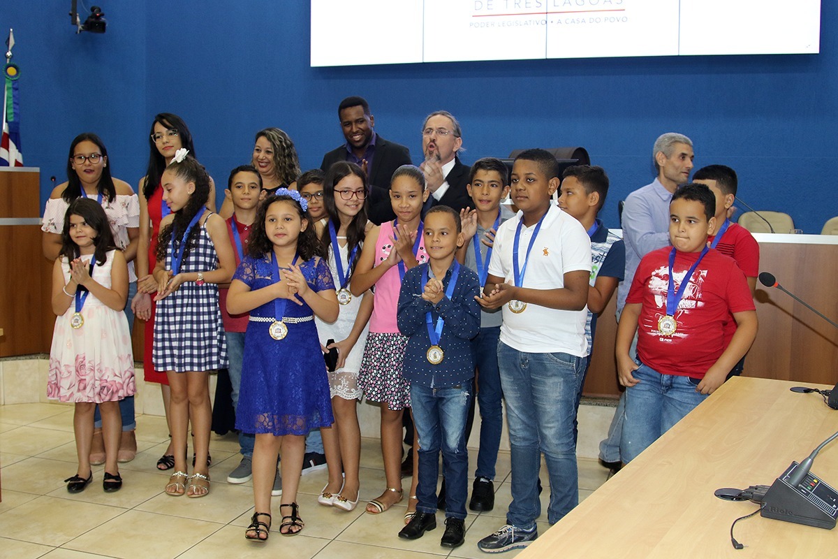 Alunos da REME recebem medalha “Professora Zenaide Nogueira Fabbri” Alunos da REME recebem medalha “Professora Zenaide Nogueira Fabbri”